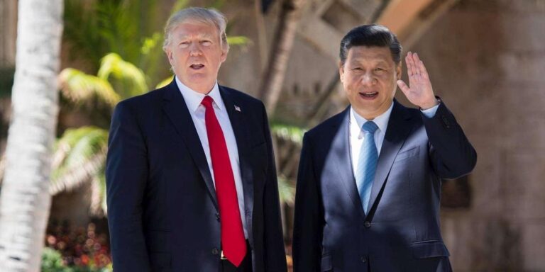 TOPSHOT - Chinese President Xi Jinping (R) waves to the press as he w